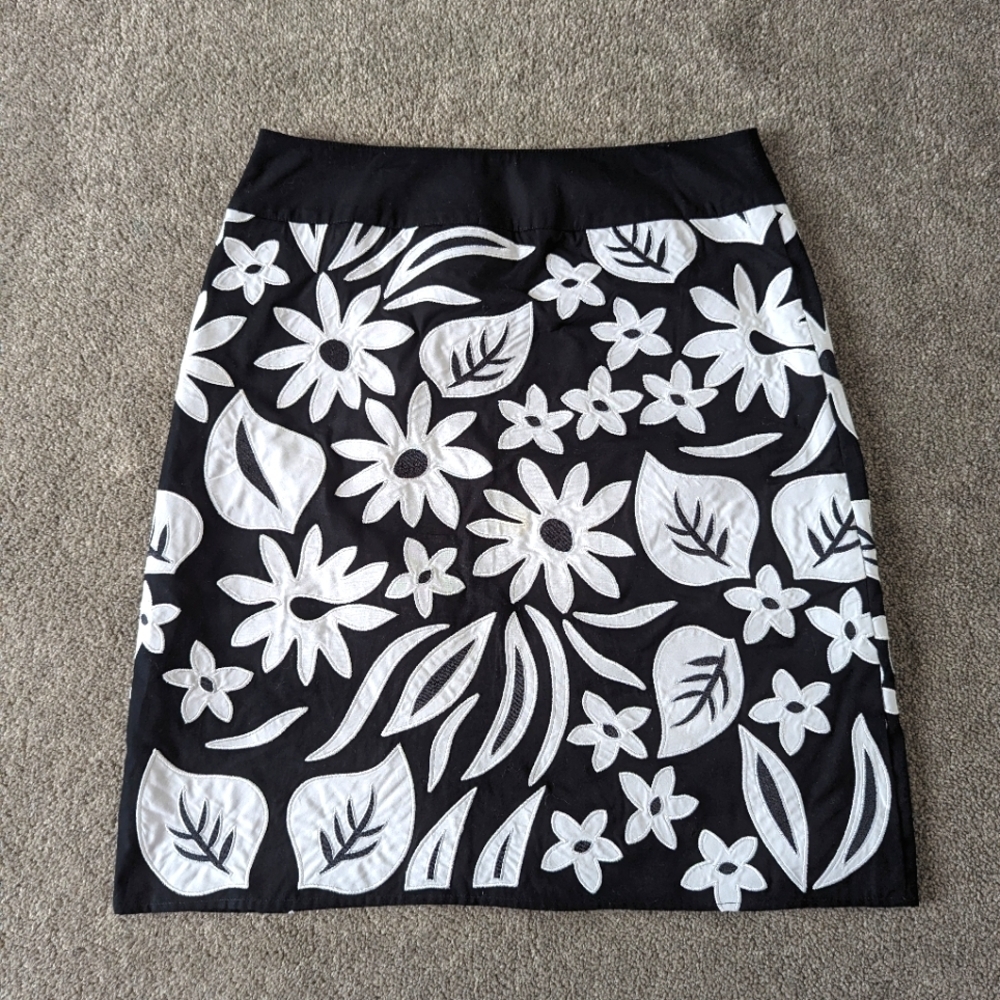 Liz Claiborne Skirt 100% Cotton Black White Embroidered Floral Size 6